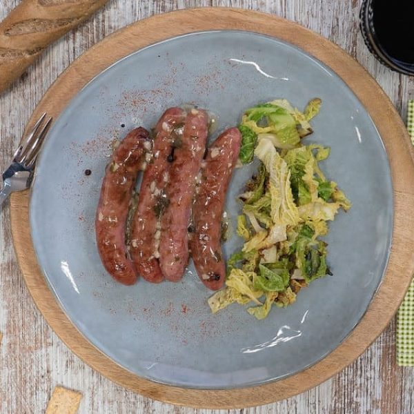salchichas-frescas-al-ajillo-con-col-rehogada-premium-arriba